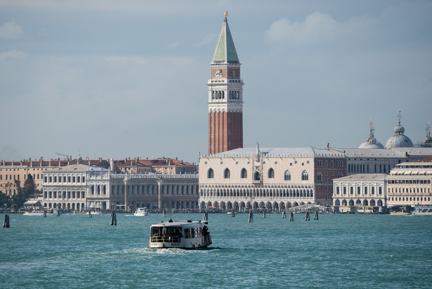 ARCHIV - Warum nicht Venedig? Die Lagunenstadt ist laut Tui ein gefragtes Flitterwochenziel. Foto: Andrea Warnecke/dpa-tmn - Honorarfrei nur für Bezieher des dpa-Themendienstes +++ dpa-Themendienst ++ ...