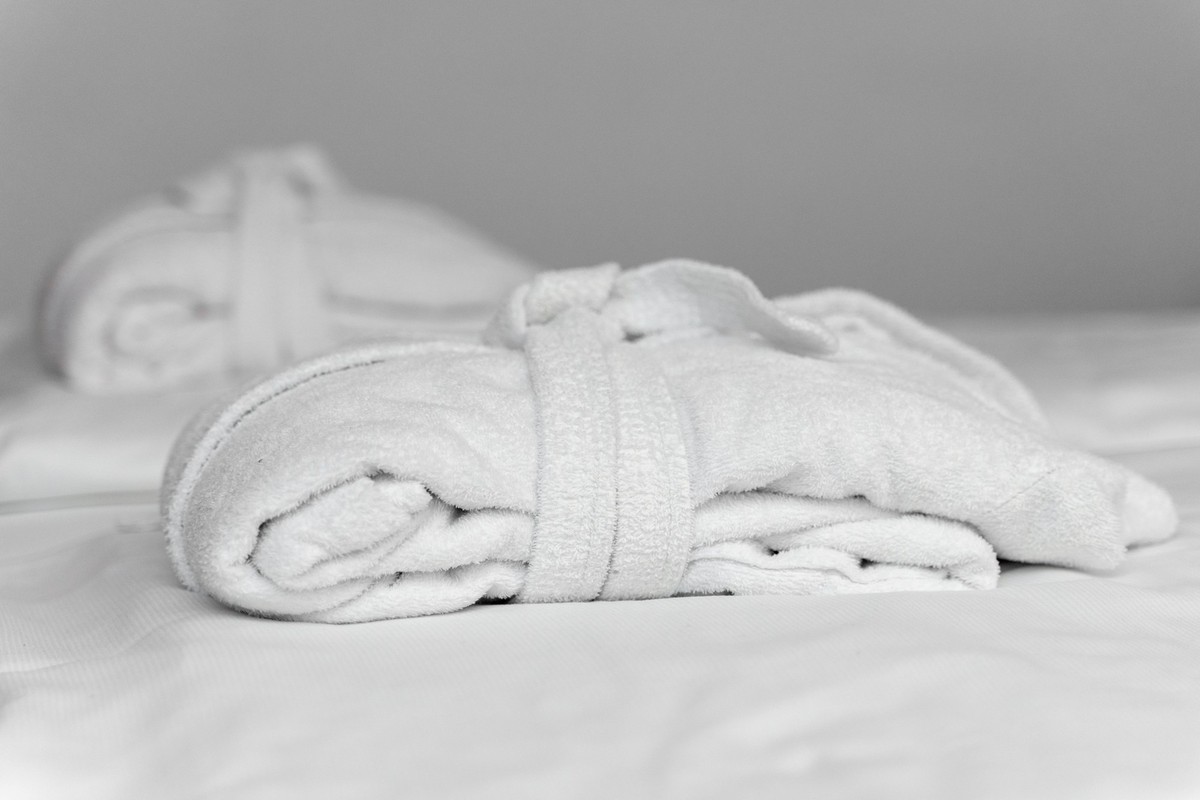 Bademäntel, Handtücher und Hausschuhe sollten lieber im Zimmer bleiben.