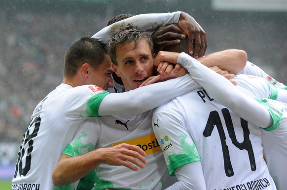 Die Spitzenreiter-Fohlen bejubeln Hermanns Treffer zum 2:0 gegen Augsburg. 