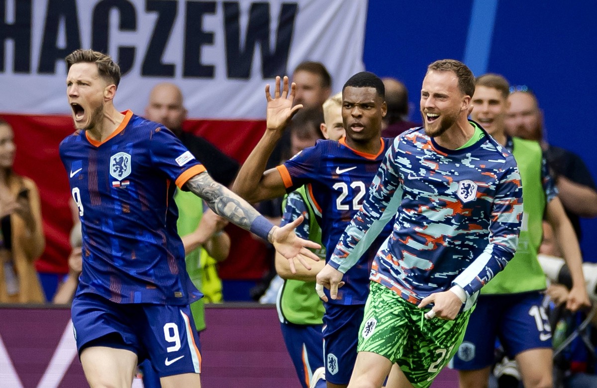 HAMBURG - Wout Weghorst of Holland celebrates with his team the 1-2 against Poland during the UEFA EURO, EM, Europameisterschaft,Fussball 2024 group D match between Poland and the Netherlands at the V ...
