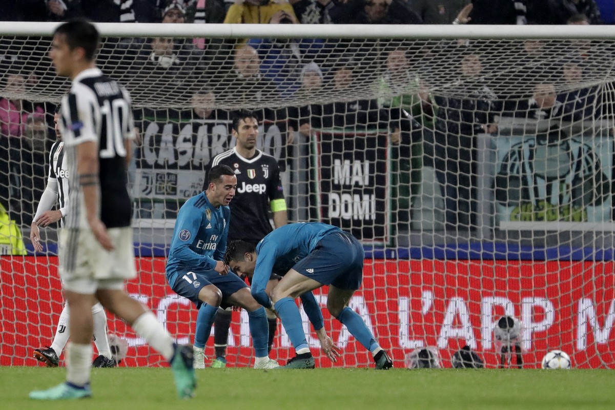Real Madrid&#039;s Cristiano Ronaldo, right, celebrates after scoring the second goal of his team during the Champions League, round of 8, first-leg soccer match between Juventus and Real Madrid at th ...