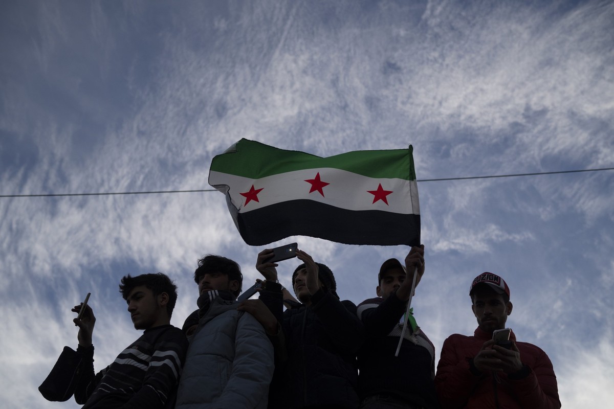 ARCHIV - 12.12.2024, Syrien, Damaskus: Syrer versammeln sich Tage nach dem Sturz der Regierung von Bashar Assad auf dem Umayyad-Platz. (zu dpa: «Außenminister der EU-Staaten beraten über Lage in Syrie ...
