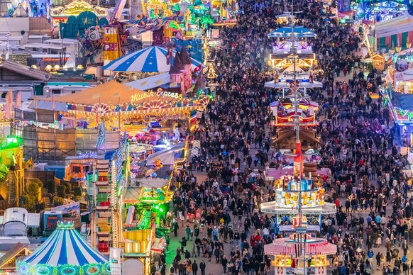 Bei gutem Wetter strömen Tausende auf die Festwiese. Abstand halten dürfte hier schwierig werden.