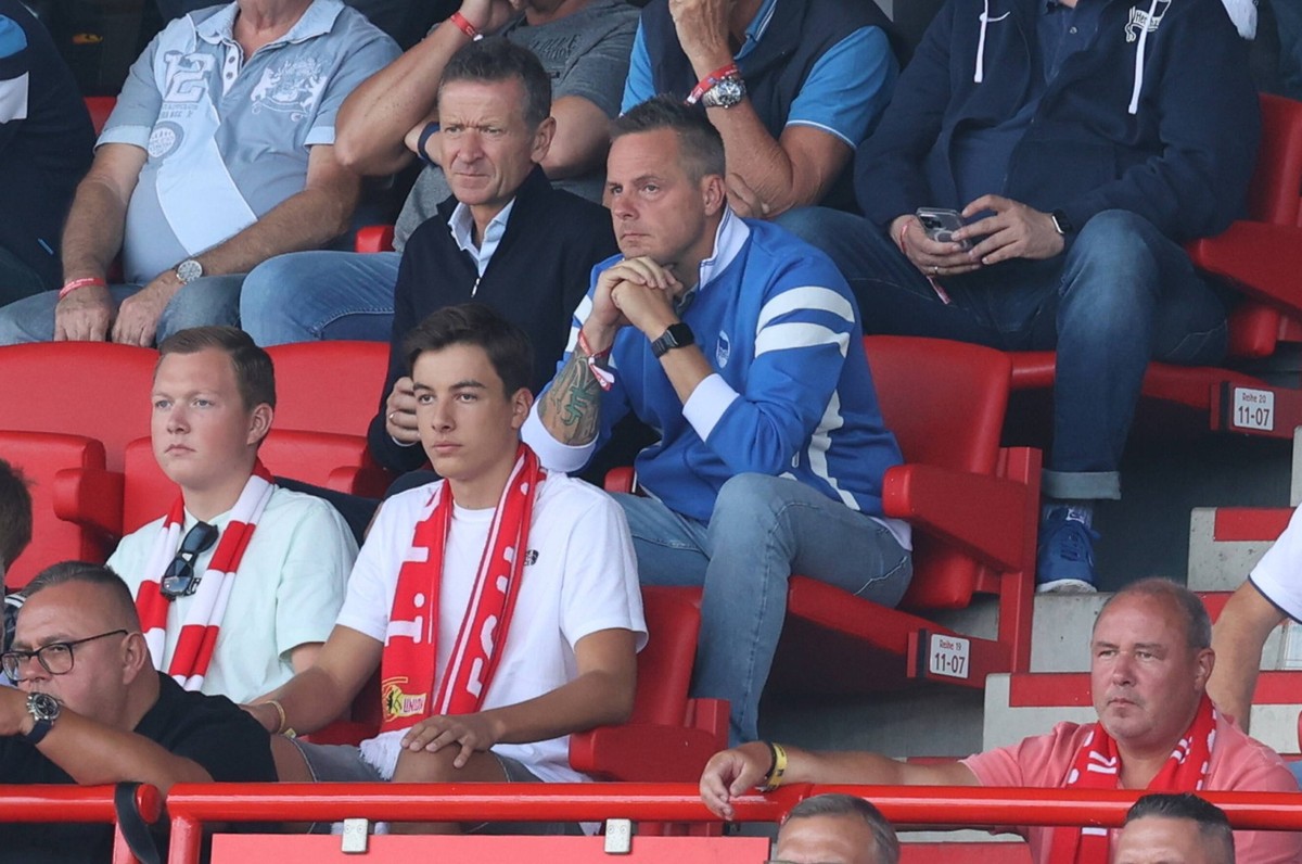 Ex-Ultra Kay Bernstein - hier in Denkerpose beim Berlin-Derby im Stadion an der Alten Försterei - nutzt inzwischen Sitzplätze auf der Haupttribüne.