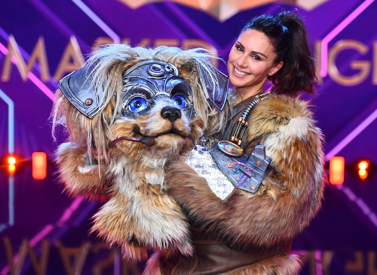HANDOUT - 27.04.2024, Nordrhein-Westfalen, K�ln: In dem vom Fernsehsender ProSieben zur Verf�gung gestellten Bild h�lt die Moderatorin Nazan Eckes die Maske �Robodog� nach ihrer Enttarnung in der Fern ...