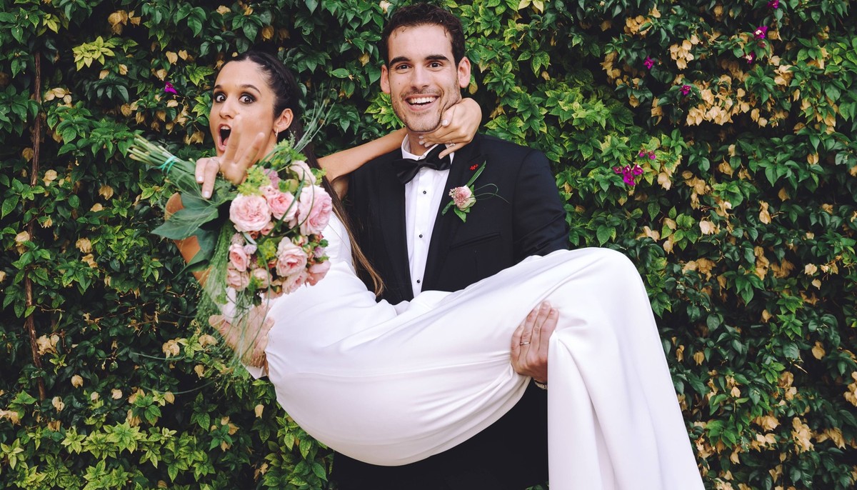 Happy groom holding excited bride in his arms PUBLICATIONxINxGERxSUIxAUTxHUNxONLY GEMF000461

Happy Groom Holding EXCITED Bride in His Arms PUBLICATIONxINxGERxSUIxAUTxHUNxONLY GEMF000461