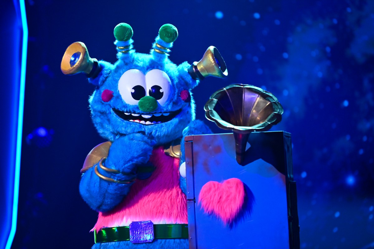 Das Alien sang "Perfect" von Ed Sheeran für einen Kühlschrank – und wechselte plötzlich auf italienisch.