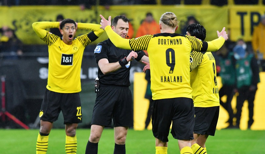 Die Dortmunder Spieler sind fassungslos über die Entscheidung von Felix Zwayer. 