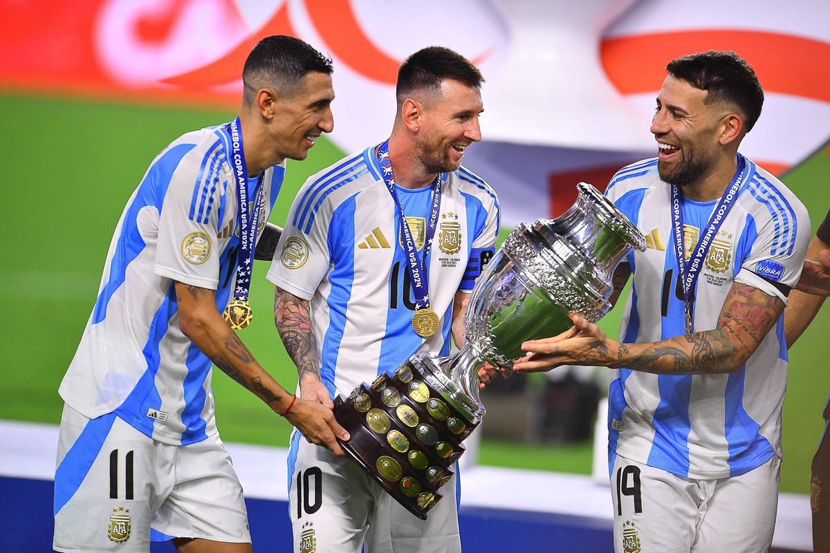 RECORD DATE NOT STATED Copa America USA 2024 Argentina vs Colombia - Final Angel Di Maria, Lionel Messi, Nicolas Otamendi lifts up the trophy as he celebrates winning the Conmebol 2024 Copa America du ...