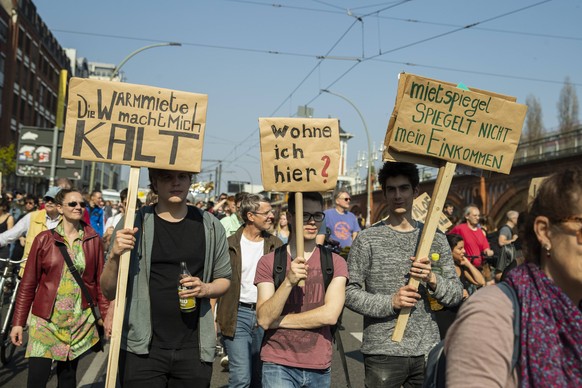 Menschen nehmen einer Demonstration teil mit dem Motto Mietenwahnsinn und protestieren gegen der rasante Wachstum der Mieten und gegen Zentrifizierung in Berlin am 6. April 2019. Demonstration Mietenw ...