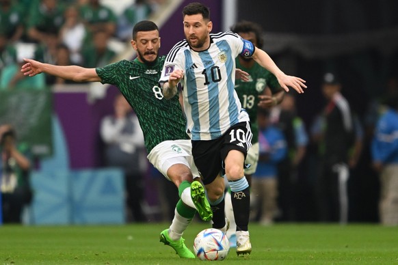 Lionel Messi (r.) im Zweikampf mit Saudi-Arabiens Abdulelah Almalki im ersten Gruppenspiel – Argentinien verlor die Partie 1:2.