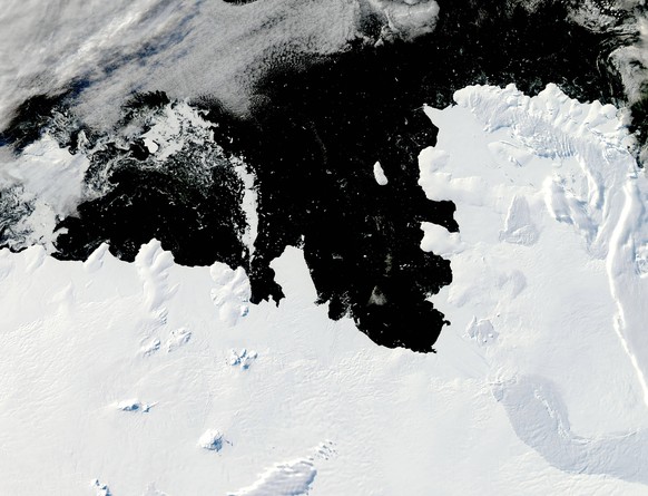 Am linken Bildrand ragt eine Eiszunge ins Wasser. Das ist der Thwaites-Gletscher. 