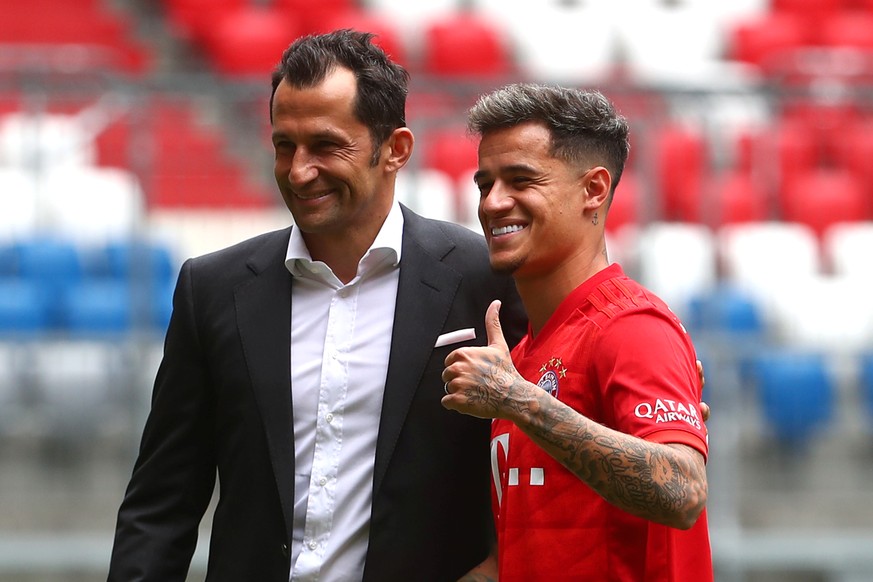 Soccer Football - Bayern Munich unveil Philippe Coutinho - Allianz Arena, Munich, Germany - August 19, 2019 Bayern Munich&#039;s Philippe Coutinho poses with sporting director Hasan Salihamidzic durin ...