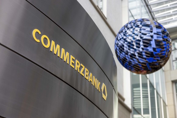 ARCHIV - 15. Februar 2024, Hessen, Frankfurt/M.: Der Schriftzug "Commerzbank"  ist auf dem Commerzbank Tower im Zentrum der Bankenstadt zu sehen.  Commerzbank erhöht ihre Gewinnerwartungen für 202...