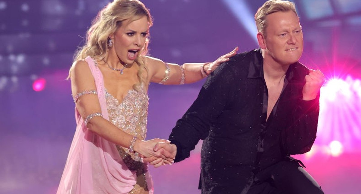 COLOGNE, GERMANY - FEBRUARY 24: Jens 'Knossi' Knossalla and Isabel Edvardsson perform on stage during the first "Let's Dance" show at MMC Studios on February 24, 2023 in Colog ...