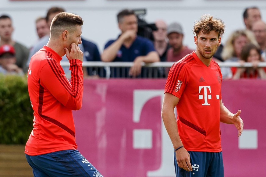 Muenchen, Deutschland, 12.07.2019, 1. Bundesliga, Training FC Bayern Muenchen Niklas Suele (FCB), Leon Goretzka (FCB) schauen ( Munich Trainingsgelaende an der Saebernerstasse Bavaria Germany eu-image ...