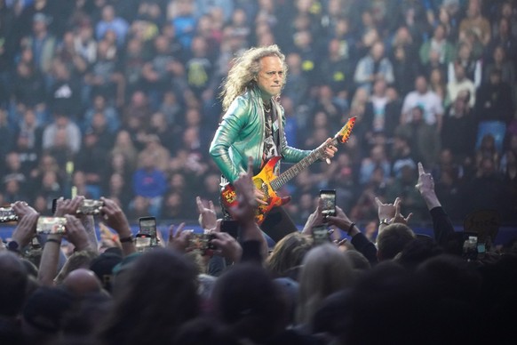 26.05.2023, Hamburg: Gitarrist Kirk Hammett von der Band Metallica spielt auf der Bühne im Volksparkstadion. Metallica hat sein erstes von zwei Hamburg-Konzerten im Rahmen der «M72 World Tour» gespiel ...