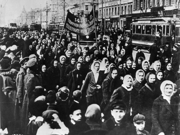 Proteste der russischen Frauen in Petrograd im Jahre 1917. Die Proteste gelten als ein möglicher Ursprung des 8. März als Datum für den Weltfrauentag: Am 8. März 1917 (nach dem julianischen Kalender i ...
