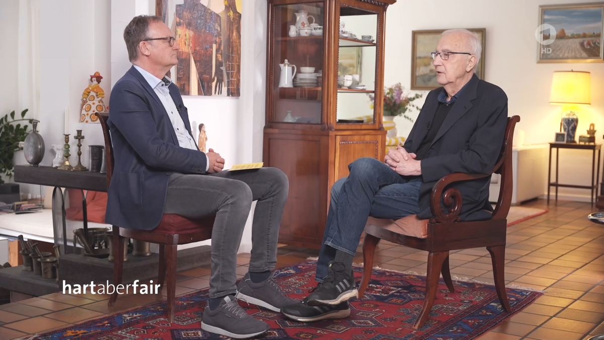 In einem vorher aufgezeichneten Interview spricht Frank Plasberg mit dem ehemaligen ARD-Moskau-Korrespondenten Fritz Pleitgen.