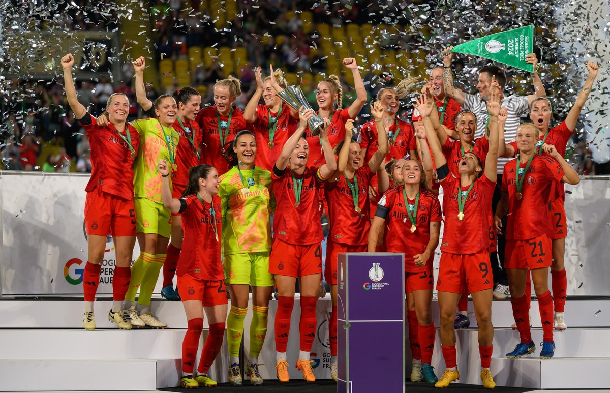 25.08.2024, Sachsen, Dresden: Fu�ball, Frauen, DFB-Supercup, FC Bayern M�nchen - VfL Wolfsburg, Rudolf-Harbig-Stadion. M�nchens Glodis Perla Viggosdottir h�lt den Supercup-Pokal und jubelt mit den Spi ...