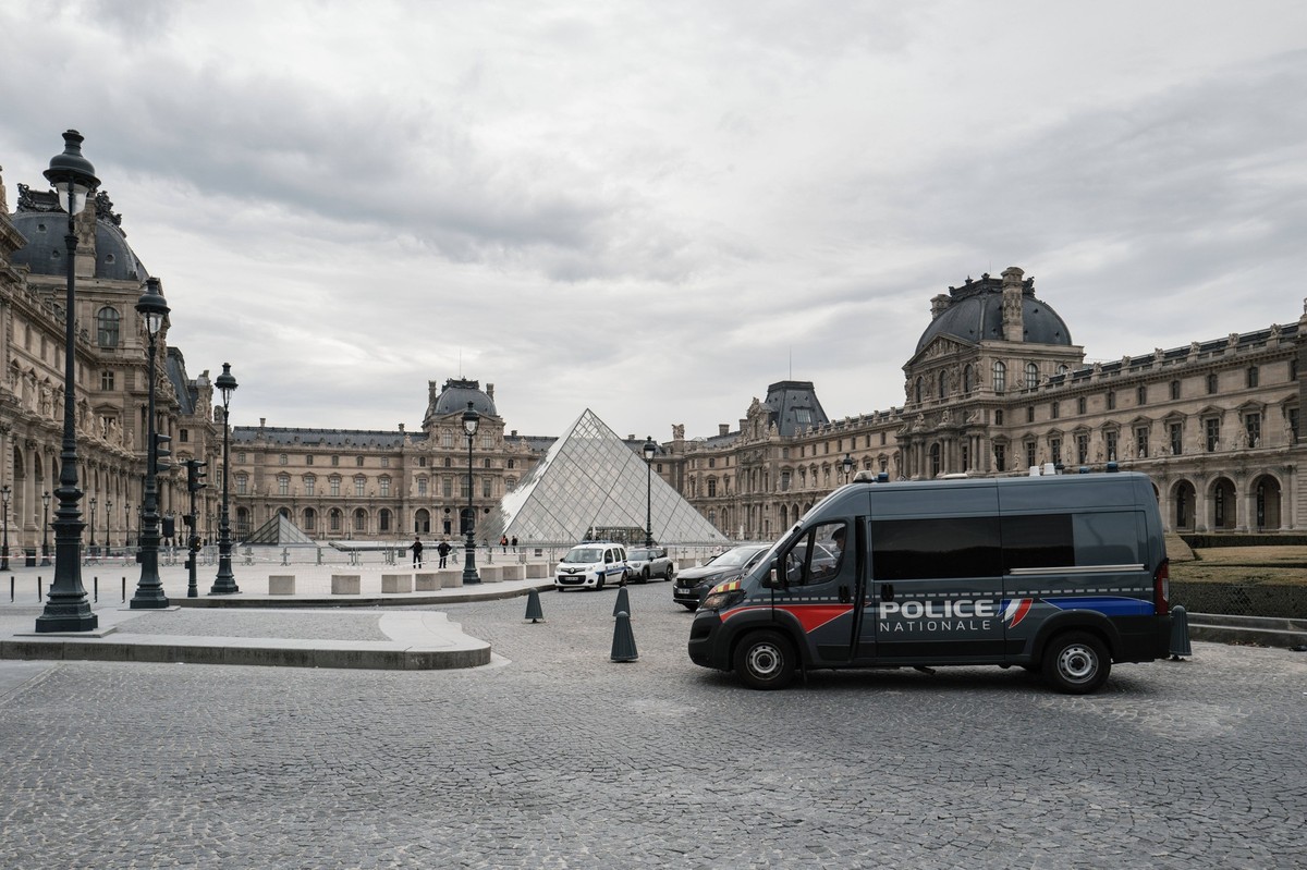 Louvre Museum In Paris Closed After Robbery French police officers stand in front of the Louvre Museum after a robbery in Paris, France, on October 19, 2025. Robbers break into the Louvre and flee wit ...