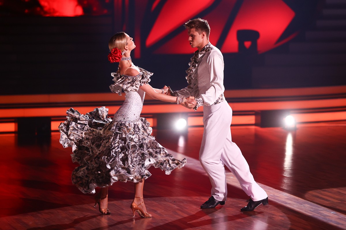 07.05.2021, Nordrhein-Westfalen, K�ln: Simon Zachenhuber, Boxer, und Patricija Belousova, Profit�nzerin, tanzen w�hrend der neunten RTL-Show von "Let's Dance" in einem Battle in der Kat ...