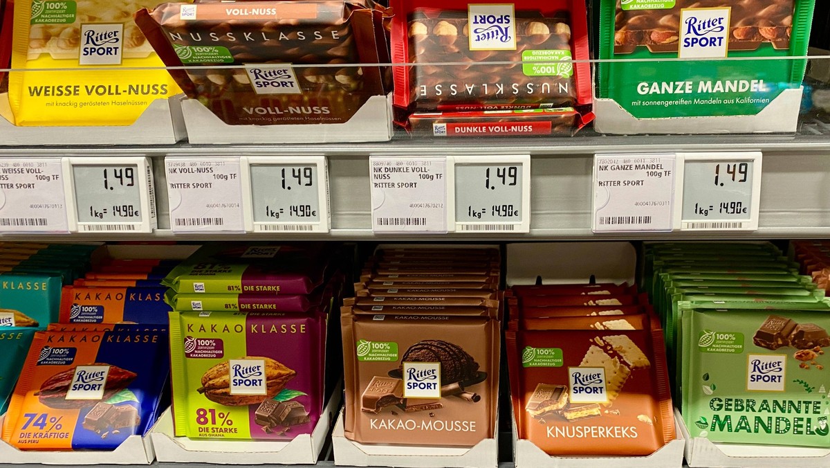 04.01.2023, Deutschland, NRW, Lebensmittel, Einzelhandel, Süssigkeiten, Schokolade, Schokoladenproduzent RITTERSPORT Schokolade in einem Supermarkt-Regal, eine Marke der Alfred Ritter GmbH, Export, ex ...
