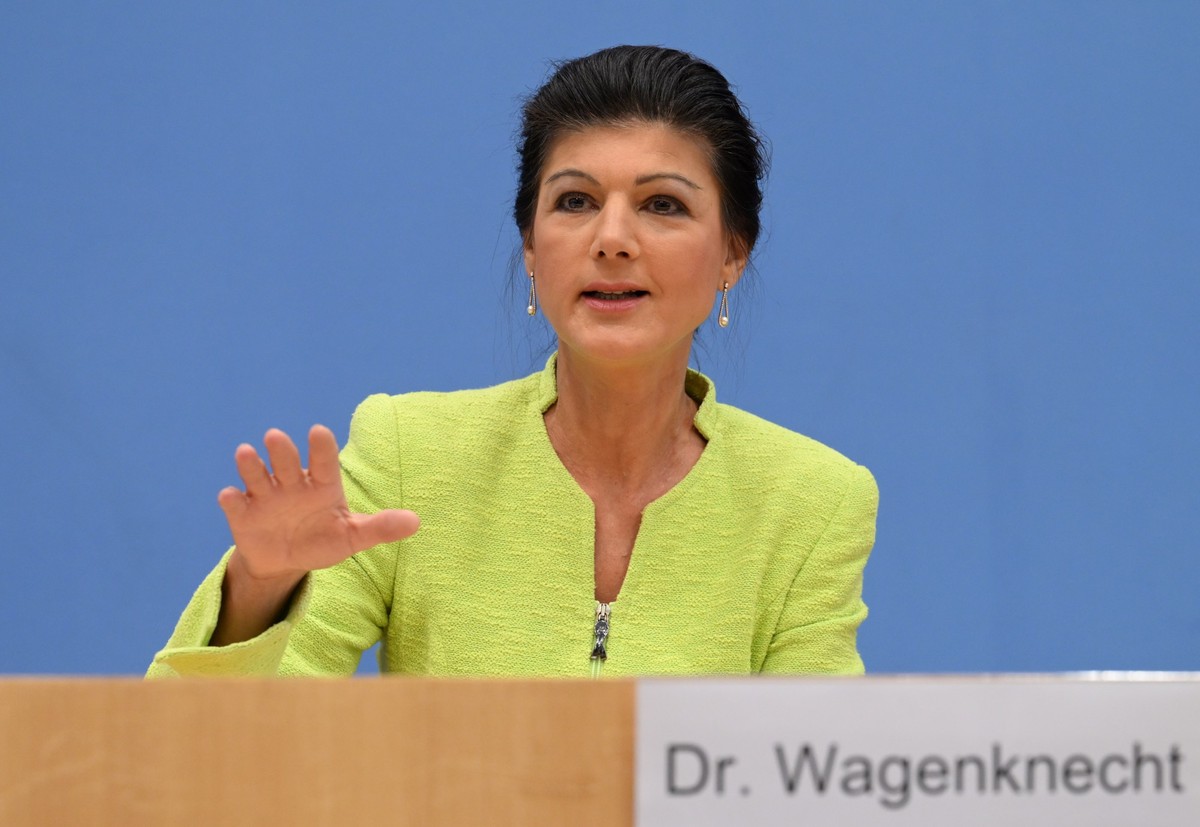 ARCHIV - 23.10.2023, Berlin: Politikerin Sahra Wagenknecht spricht während der Pressekonferenz zur Gründung des Vereins «Bündnis Sahra Wagenknecht - Für Vernunft und Gerechtigkeit». (zu dpa: «SPD-Frak ...