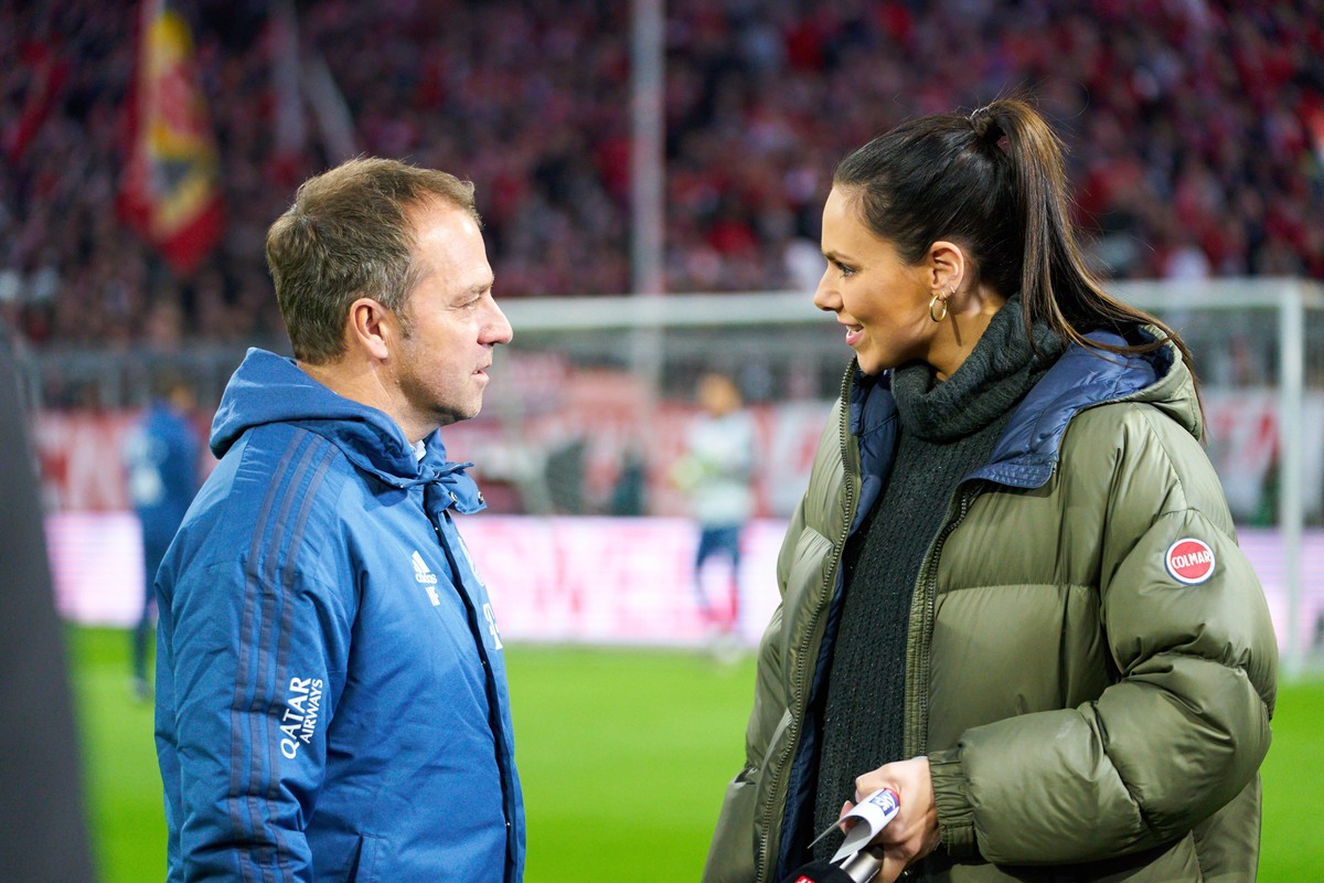 Football Munich - Leipzig, Munich Feb 09, 2020. Esther Sedlaczek, presenter Sky Moderatorin, headcoach Hansi FLICK FCB, team manager, coach, FC BAYERN MUNICH - RB LEIPZIG 0-0 - DFL REGULATIONS PROHIBI ...