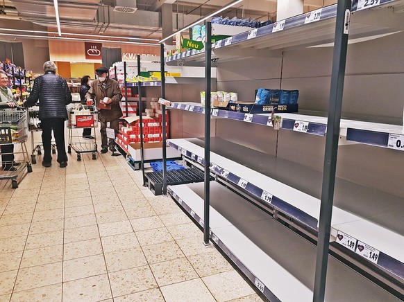 Lebensmittelversorgung während des Ukraine Krieges: In Deutschen Supermärkten fehlen nur wenige Dinge. Dennoch werden Artikel wie Toilettenpapier, Mehl, Brot und Pflanzenöl in größeren Mengen gekauft. ...