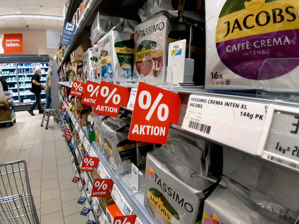 Einkauf in einem Supermarkt oder Discounter zu Zeiten von Corona und Krieg in der Ukraine. Einkauf in Zeiten von Corona und Krieg in der Ukraine *** Shopping in a supermarket or discount store at the  ...