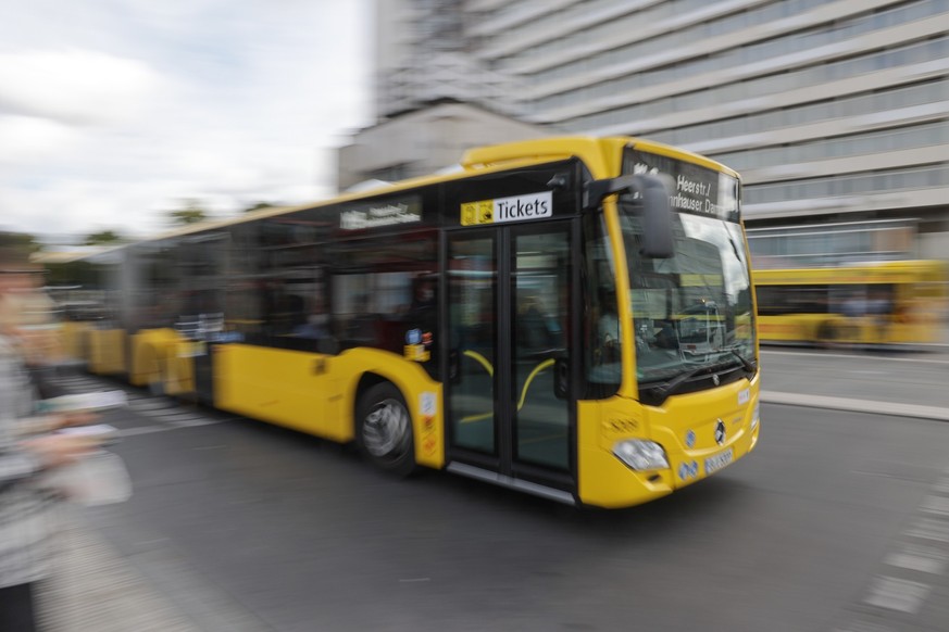 ARCHIV - 15.09.2022, Berlin: Ein BVG-Bus f