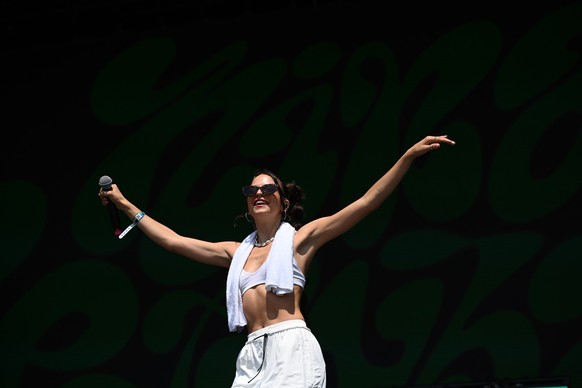 18 de junio de 2023, Baja Sajonia, Scheeßel: el rapero alemán "  Nina Chuba "  (Burguesía: Nina Catherine Kaiser) en el escenario del Hurricane Festival.  El festival sale al aire libre con más de 8...