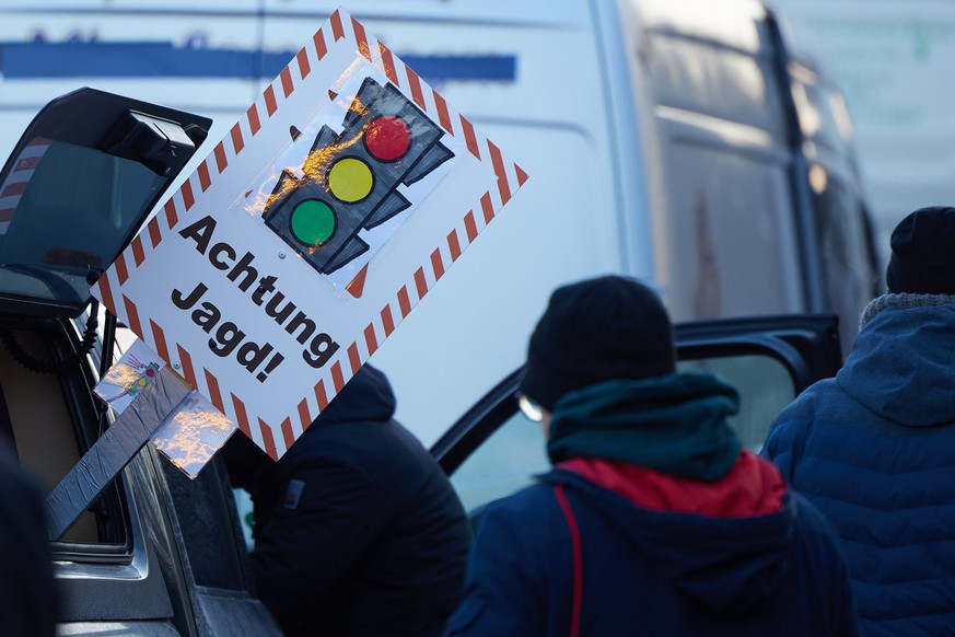 08.01.2024, Berlin: Ein Schild mit einer Ampel und dem Wortlaut &quot;Achtung Jagd!&quot; ist am