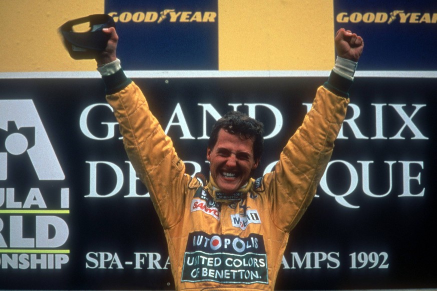 Michael Schumacher bejubelt seinen ersten Formel-1-Sieg beim GP von Belgien 1992.