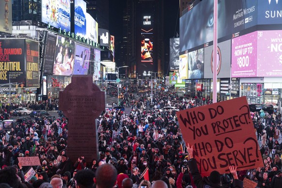28.01.2023, USA, New York: Demonstranten versammeln sich auf dem Times Square in New York, um auf den Tod von Tyre Nichols zu reagieren, der starb, nachdem er von der Polizei in Memphis bei einer Verk ...