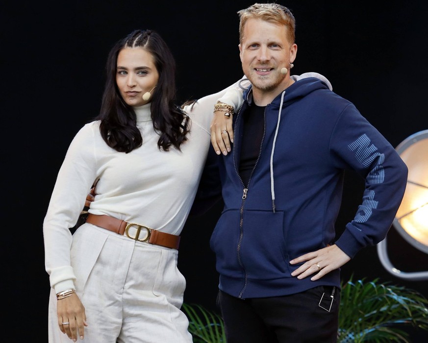 Amira Pocher mit Ehemann Oliver Pocher mit dem Programm Die Pochers hier live beim BonnLive Kulturgarten Open Air 2021 in der Rheinaue. Bonn, 01.08.2021 *** Amira Pocher with husband Oliver Pocher wit ...