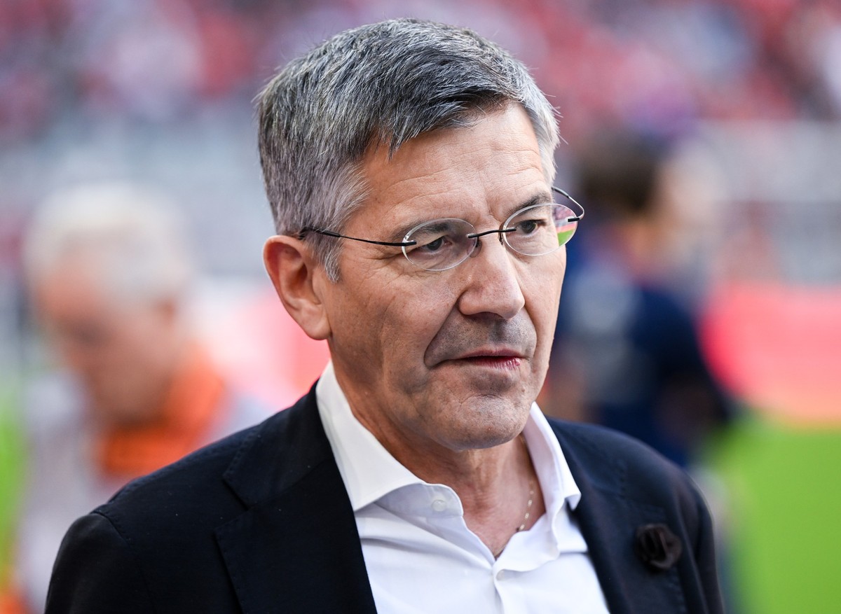 ARCHIV - 29.10.2022, Bayern, M�nchen: Fu�ball: Bundesliga, Bayern M�nchen - FSV Mainz 05, 12. Spieltag in der Allianz Arena. Herbert Hainer, Pr�sident von M�nchen, kommt vor dem Spiel in das Stadion. ...