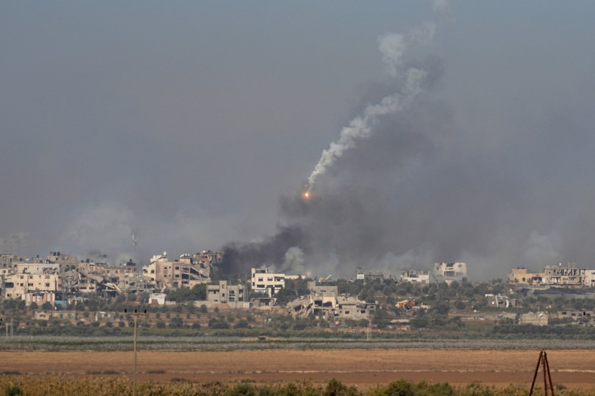 04.12.2023, Israel, --: Eine Leuchtrakete der israelischen Armee ist über dem Gazastreifen zu sehen, vom Süden Israels aus gesehen. Foto: Ohad Zwigenberg/AP/dpa +++ dpa-Bildfunk +++