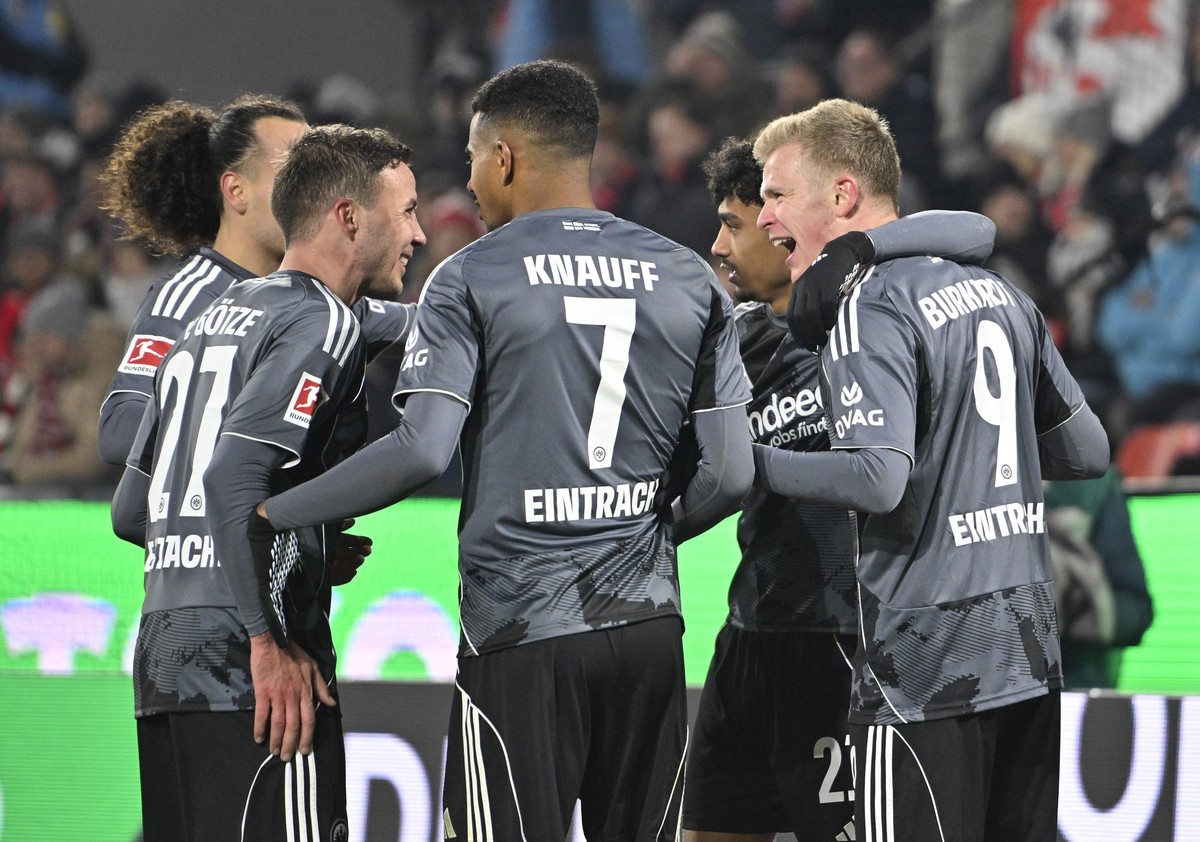 Jubel Torschuetze Jonathan Burkardt (Eintracht Frankfurt) nach seinem Tor zum 1:4, v.l. Mario Götze (Goetze)(Eintracht Frankfurt), Ansgar Knauff (Eintracht Frankfurt), Jonathan Burkardt (Eintracht Fra ...