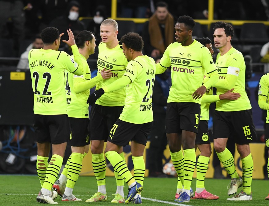 Fußball: Champions League, Borussia Dortmund - Besiktas Istanbul, Gruppenphase, Gruppe C, 6. Spieltag, Signal Iduna Park. Dortmunds Spieler jubeln nach dem 4:0 durch Dormunds Erling Haaland (3.v.l.).