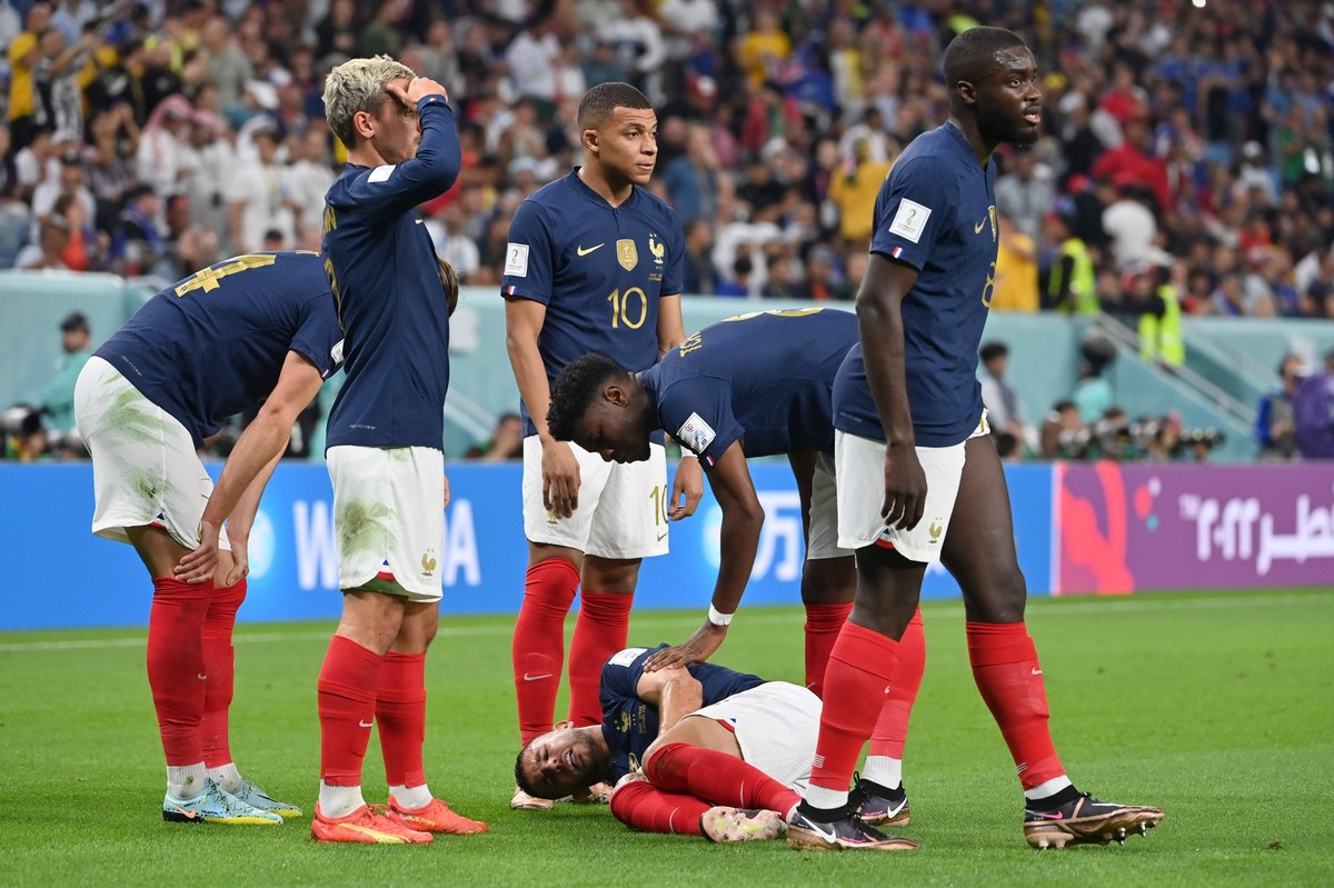 Lucas HERNANDEZ FRA verletzt sich schwer bei Aktion,Zweikampf gegen Mathew LECKIE AUS. Verletzung.Kreuzbandriss, Spiel 5,Gruppe D Frankreich FRA - Australien AUS 4-1, am 22.11.2022, Al Janoub Stadium. ...