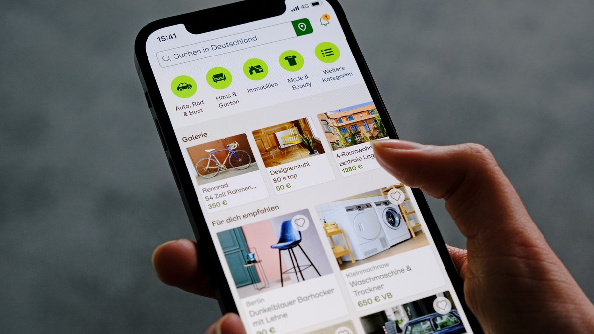 HANDOUT - 18.04.2023, -: Auf einem Handy ist die Kleinanzeigen-App zu sehen. Das Schnäppchenportal Ebay Kleinanzeigen wird den Namensteil Ebay streichen und vom 16. Mai an unter der Marke «Kleinanzeig ...