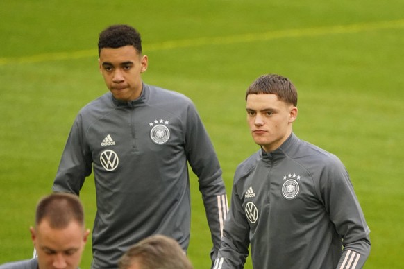 Jamal Musiala (l.) und Florian Wirtz (r.) sind mit 18 Jahren bereits wichtige Spieler bei Bayern München und Bayer Leverkusen und fester Bestandteil des DFB-Teams.
