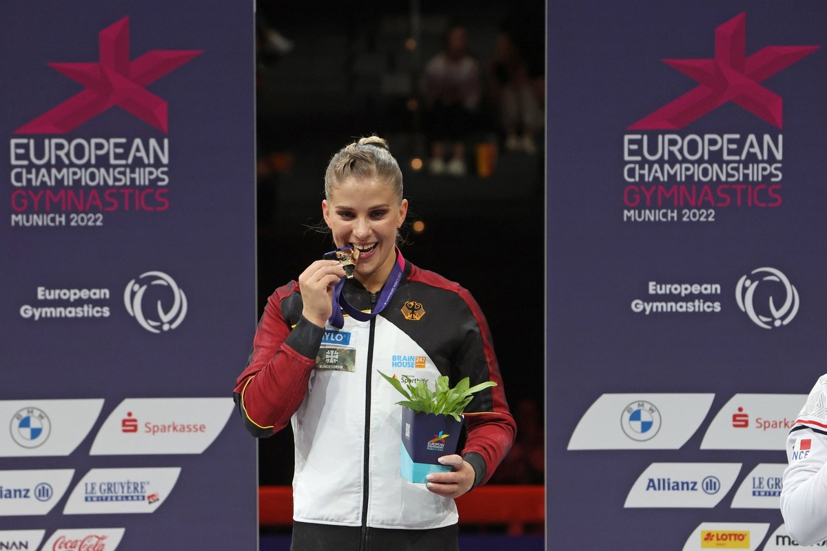 Elisabeth Seitz freut sich über ihre Goldmedaille am Schwebebalken.