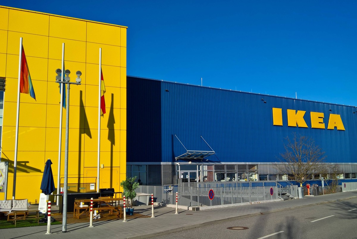 Ikea Einrichtungshaus. Die IKEA Deutschland GmbH und Co KG ist ein deutsches Unternehmen der Einrichtungsbranche, das mit Stand September 2020 bundesweit 54 IKEA-Einrichtungshäuser betreibt. Foto: Ike ...