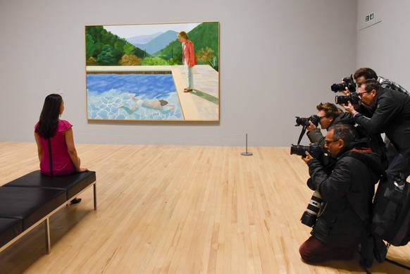 Bilder des Tages February 6, 2017 - London, UK - London, UK. Members of the media photograph a staff member viewing Portrait of an Artist (Pool with Two Figures) at the preview of the world s most ext ...