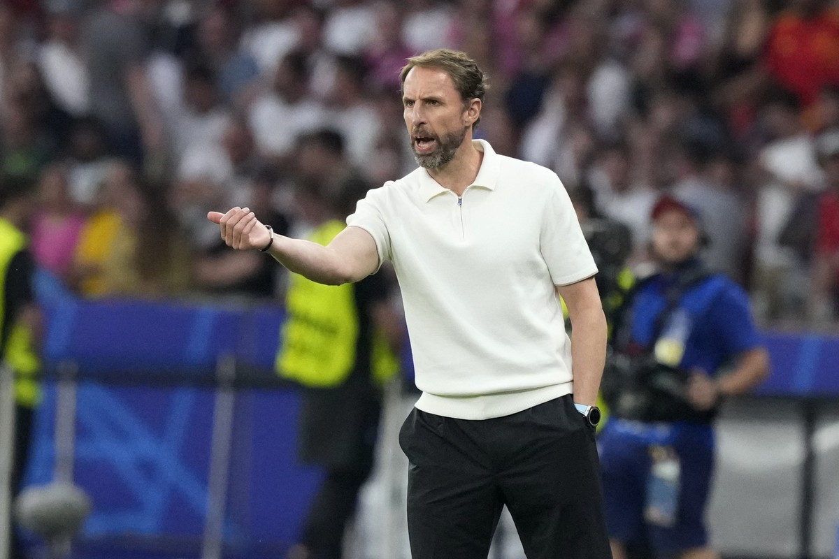 England&#039;s manager Gareth Southgate gives instructions during the final match between Spain and England at the Euro 2024 soccer tournament in Berlin, Germany, Sunday, July 14, 2024. (AP Photo/Fran ...
