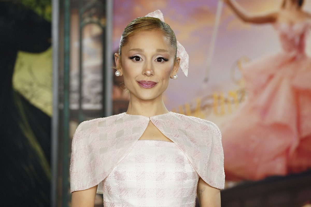 ARCHIV - 09.11.2024, USA, Los Angeles: Ariana Grande kommt zur Premiere von &quot;Wicked&quot; im Dorothy Chandler Pavilion in Los Angeles. (zu dpa: ««Konklave» führt bei US-Kritikerpreis mit elf Nomi ...