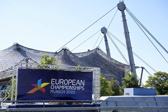 09.08.2022, European Championchips M�nchen 2022, Plakat im Olympiapark, mit Blick aufs Zeltdach des Olympiastadions. *** 09 08 2022, European Championchips Munich 2022, poster in the Olympic Park, wit ...